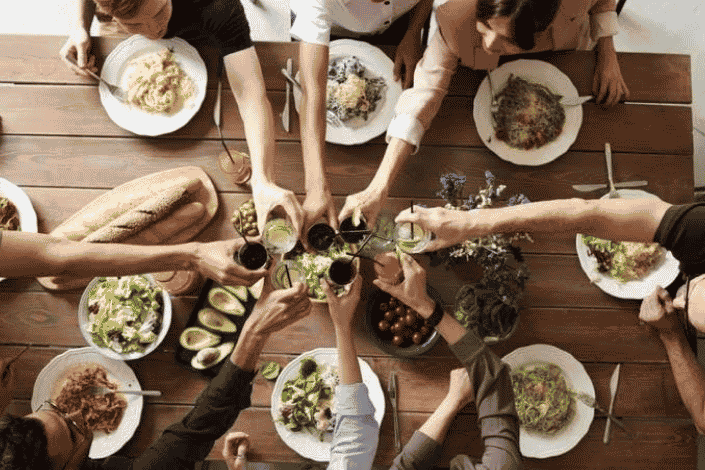 The Benefits of Eating with Other People